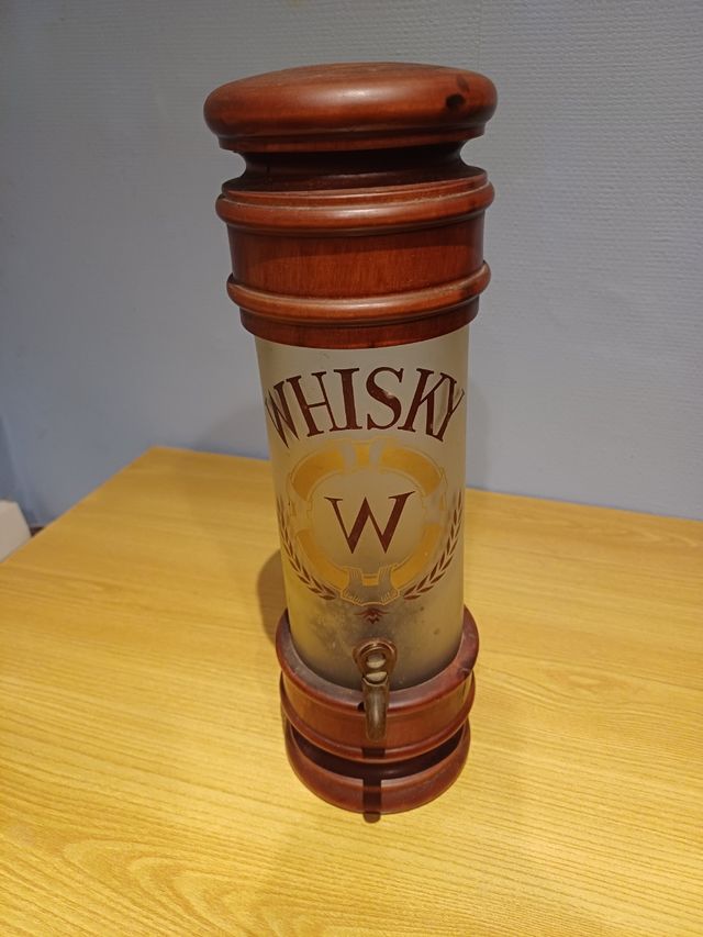 Botella de whisky con grifo, base madera