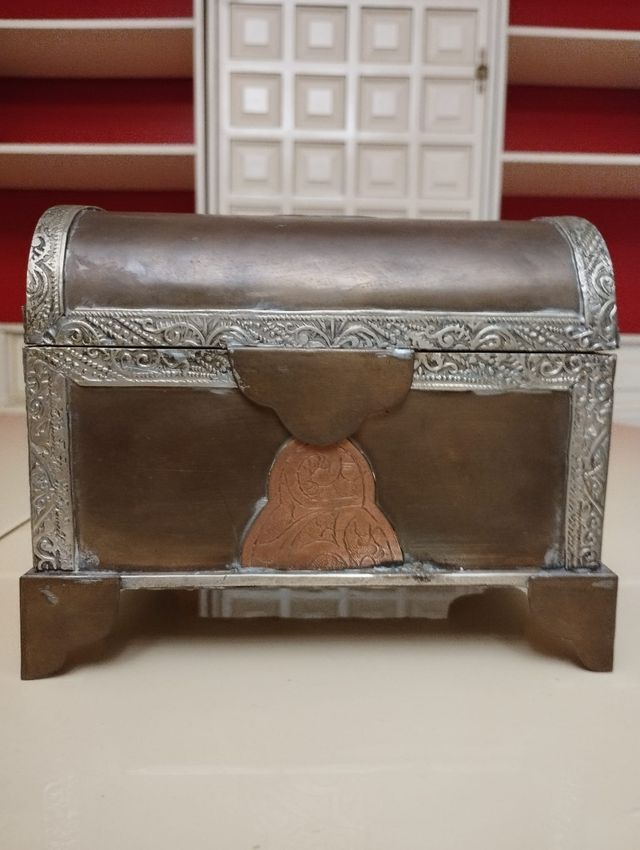 Bonito cofre estilo antiguo.