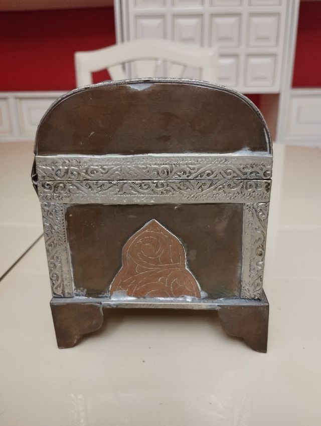 Bonito cofre estilo antiguo.