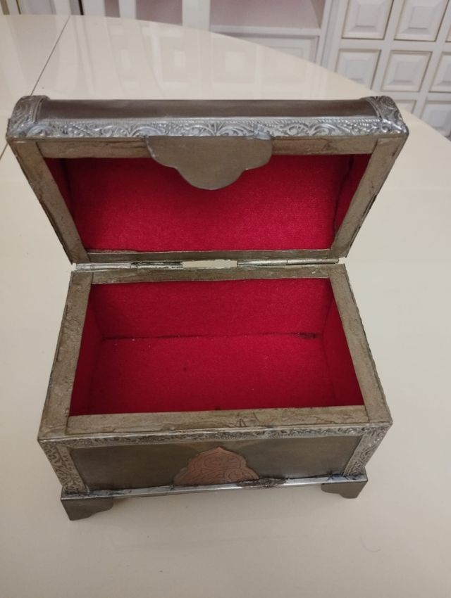 Bonito cofre estilo antiguo.