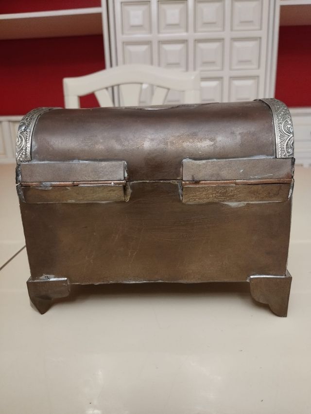 Bonito cofre estilo antiguo.