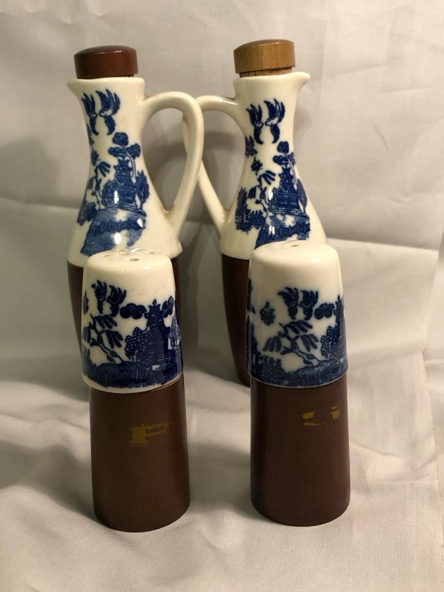 Contenitori per olio aceto sale e pepe