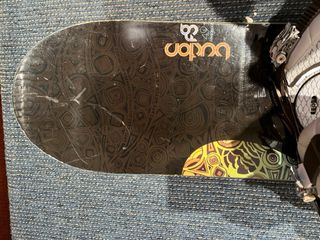 tabla snowboard y fijaciones burton