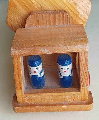 Camion in Legno con Lettere e Figure Rotanti.