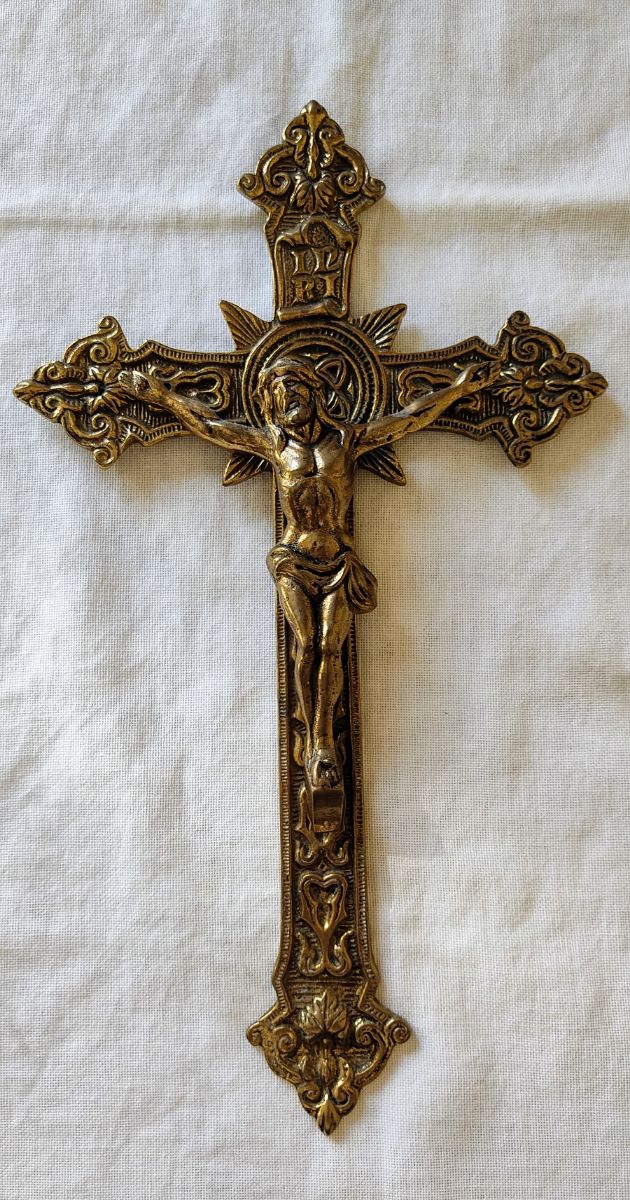 Crucifijo decorativo bronce.
