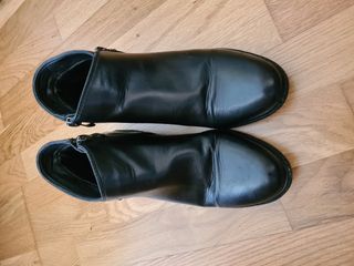 Botines de piel negros