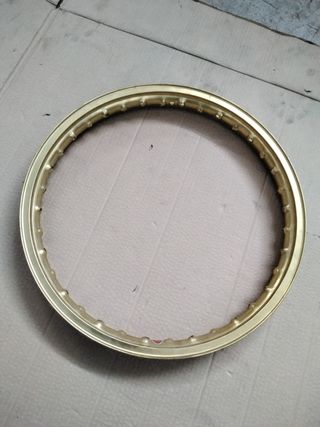 Aro/llanta dorado marca Akront 18" 1.6-36T