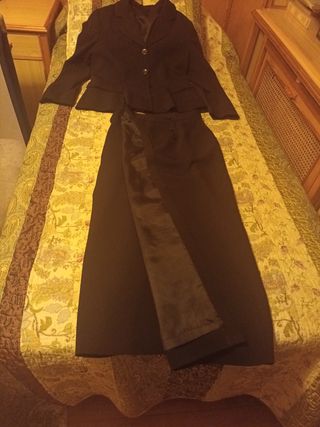 TRAJE CHAQUE Y FALDA