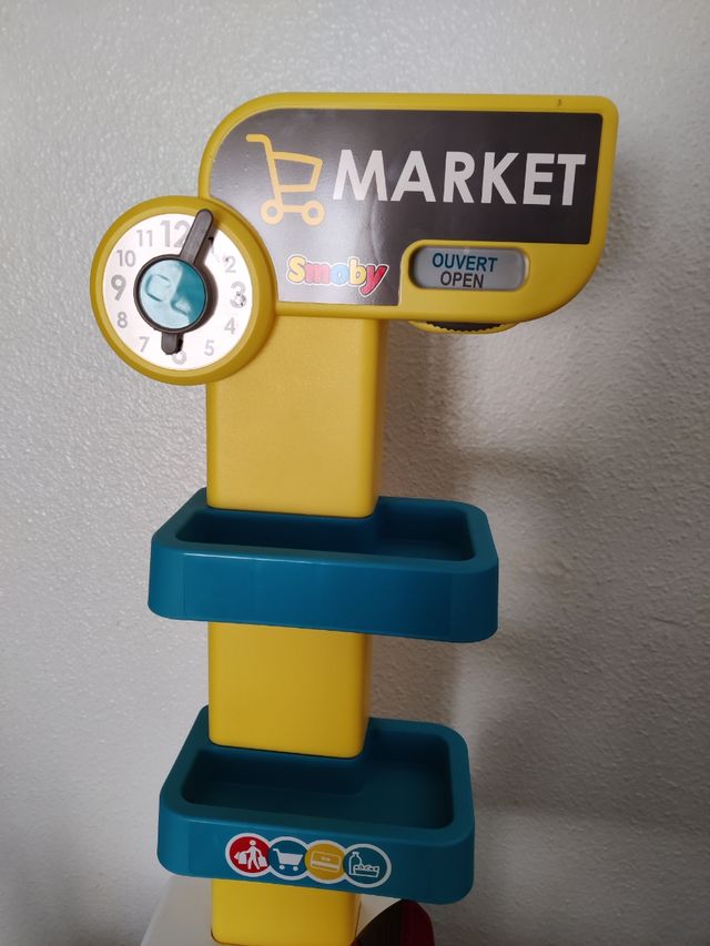 Oferta Supermercado con carro de compra y frutas