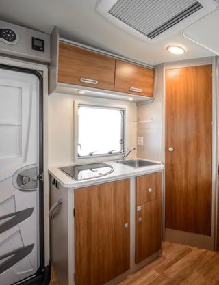 Autocaravana de 6 plazas 