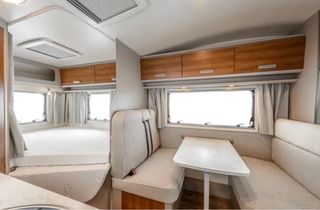 Autocaravana de 6 plazas 