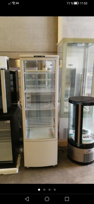 Vitrina vertical  pastelera  515x485x1695 cm. 