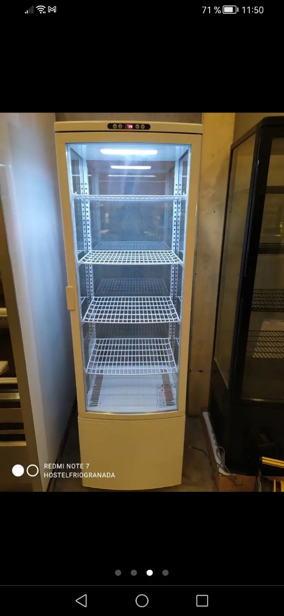 Vitrina vertical pastelera 515x485x1695 cm.