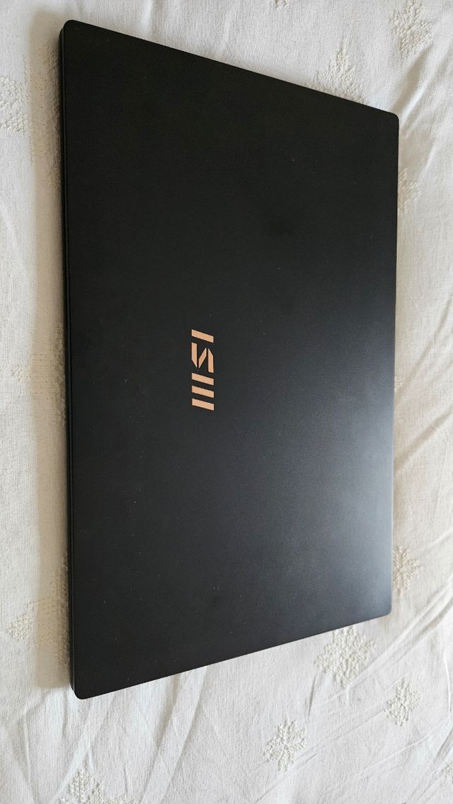 Portátil MSI SUMMIT E14