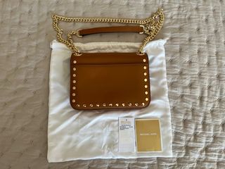 Bolso Michael Kors color caramelo con tachuelas