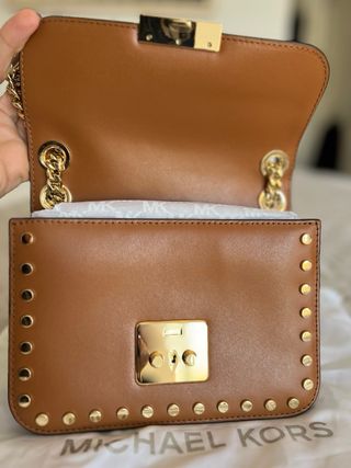 Bolso Michael Kors color caramelo con tachuelas