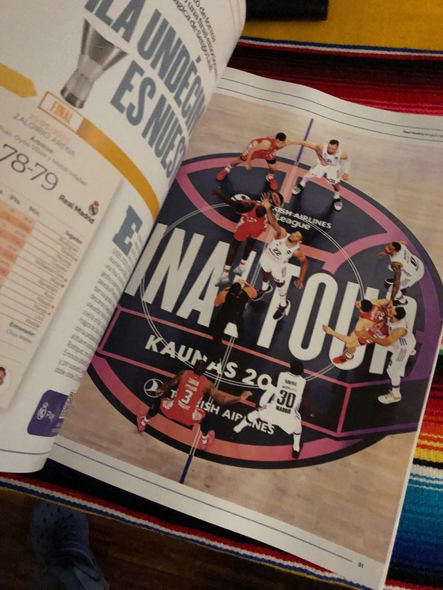 n. 2 annuari 2023 e 2024 Real Madrid con poster