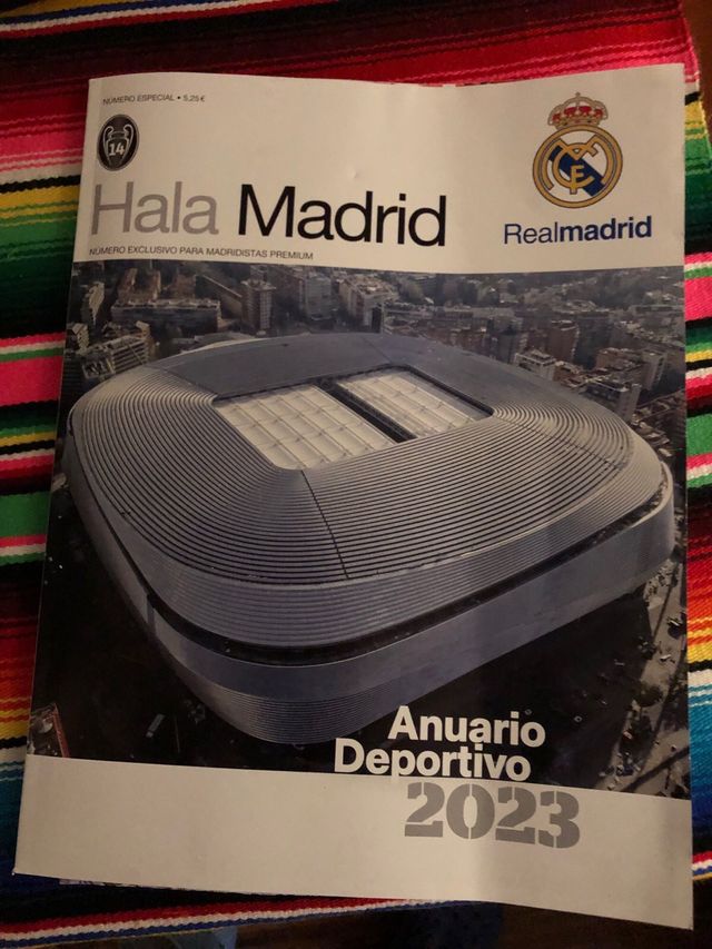 n. 2 annuari 2023 e 2024 Real Madrid con poster