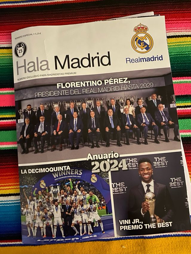 n. 2 annuari 2023 e 2024 Real Madrid con poster