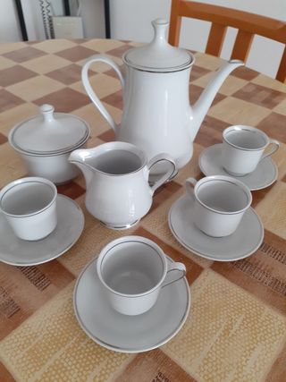 Juego de café de 12 servicios.