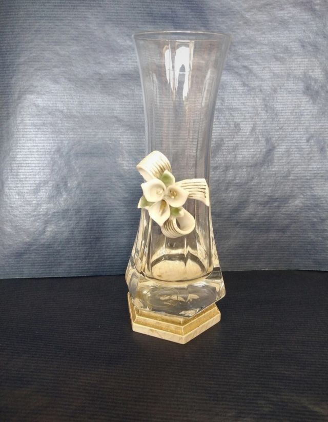 Jarra de cristal e base de madeira