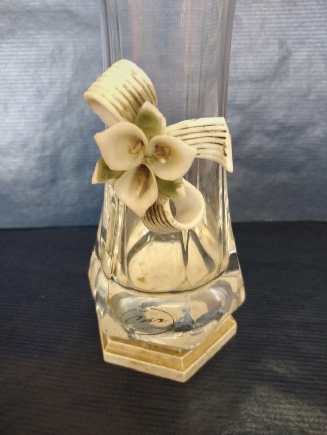 Jarra de cristal e base de madeira