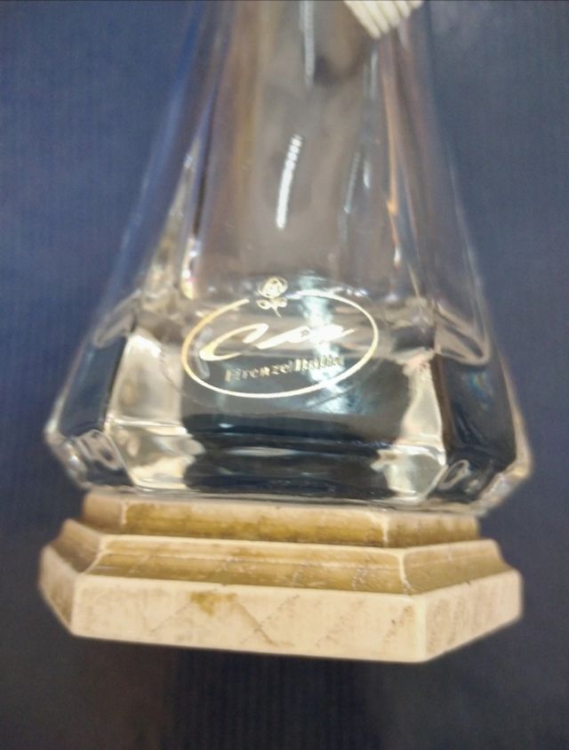 Jarra de cristal e base de madeira