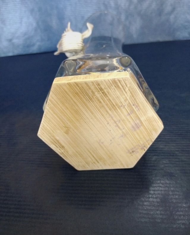 Jarra de cristal e base de madeira