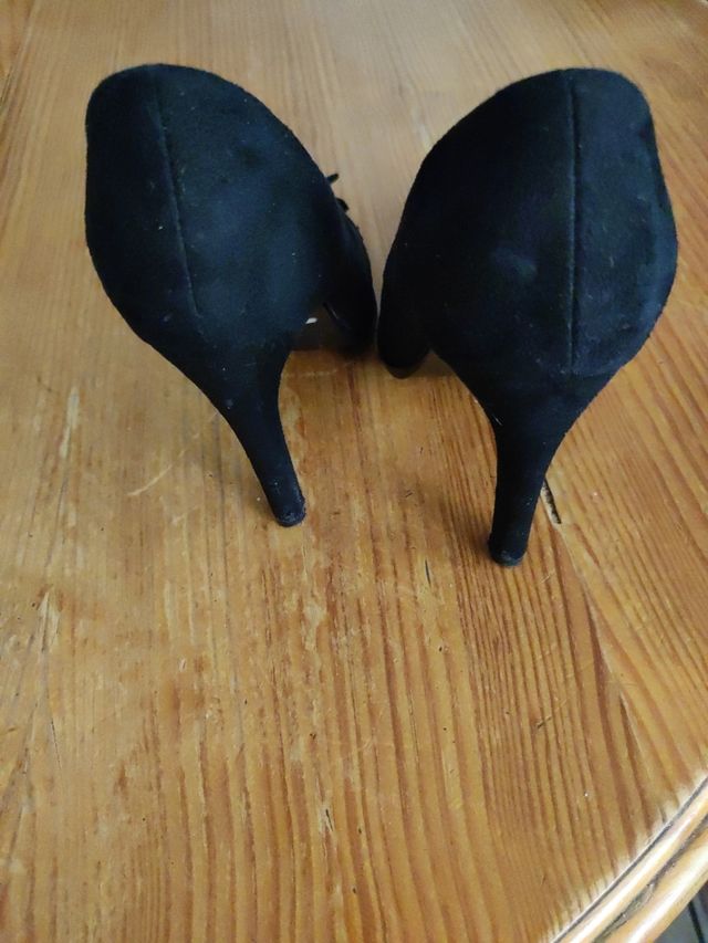 Zapato de tacón negro