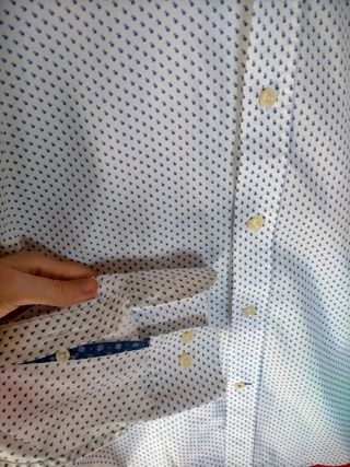 Bonita camisa blanca don detalles azules