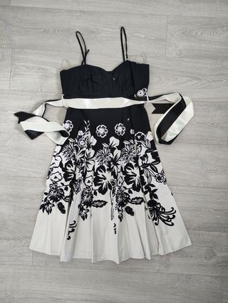 Vestido blanco y negro con flores 