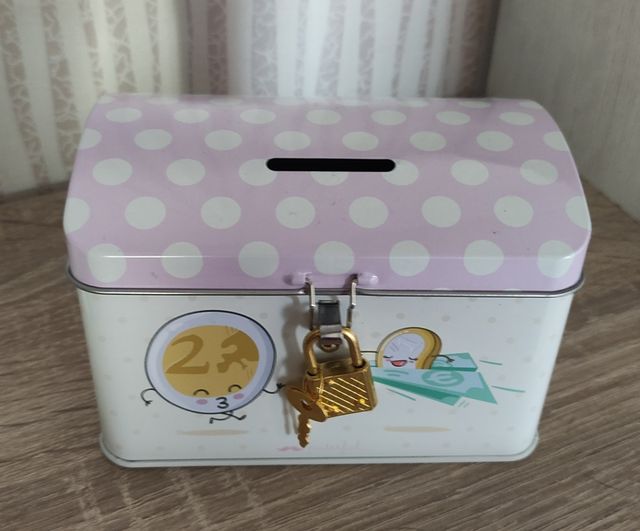 NUEVA. Hucha con candado