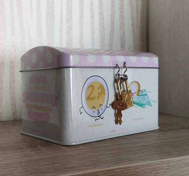 NUEVA. Hucha con candado