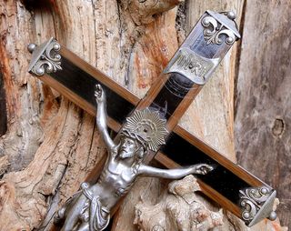 BONITO CRUCIFIJO MADERA Y METAL CANTONERAS ALTAR