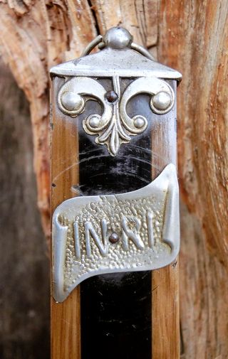 BONITO CRUCIFIJO MADERA Y METAL CANTONERAS ALTAR