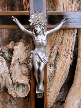 BONITO CRUCIFIJO MADERA Y METAL CANTONERAS ALTAR