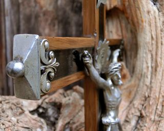 BONITO CRUCIFIJO MADERA Y METAL CANTONERAS ALTAR