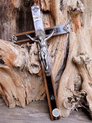 BONITO CRUCIFIJO MADERA Y METAL CANTONERAS ALTAR