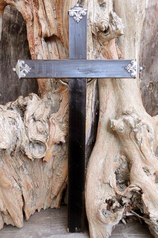 BONITO CRUCIFIJO MADERA Y METAL CANTONERAS ALTAR