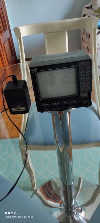 TELEVISOR PORTÁTIL CON RADIO
