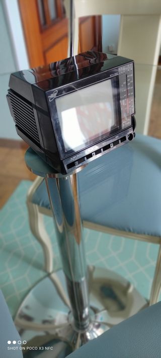 TELEVISOR PORTÁTIL CON RADIO