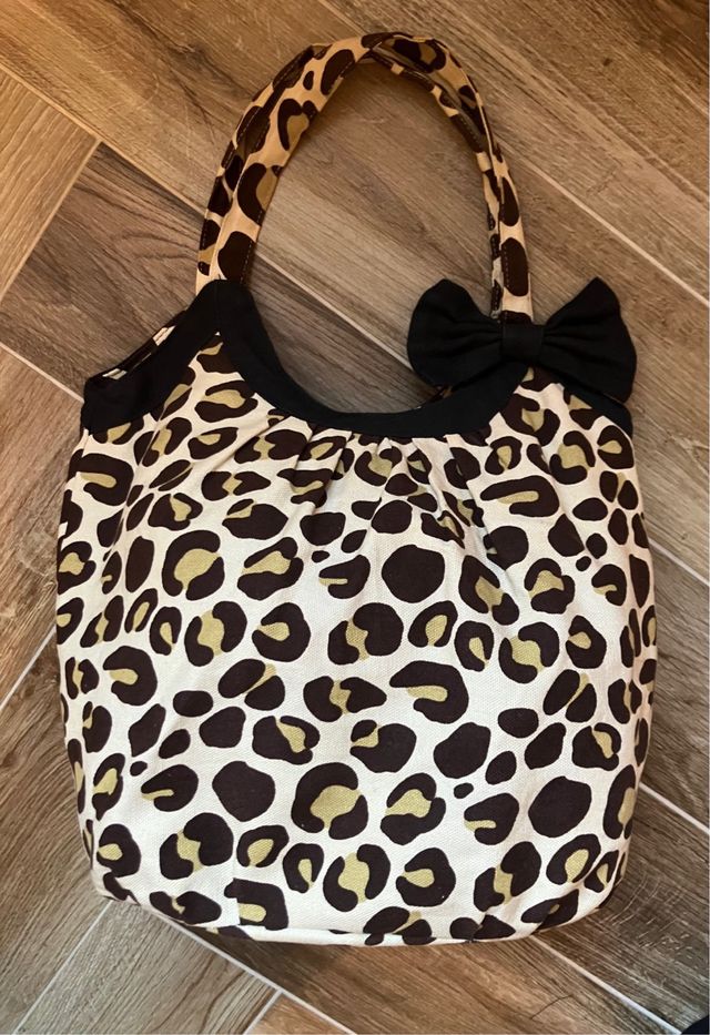 Borsa in tessuto con stampa maculata e fiocco nero