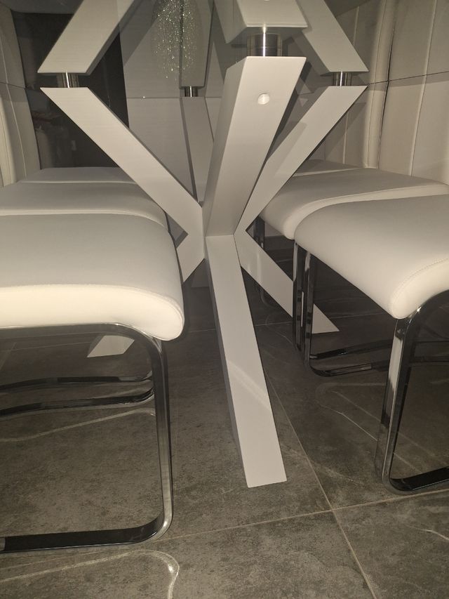 Conjunto de mesa con sillas