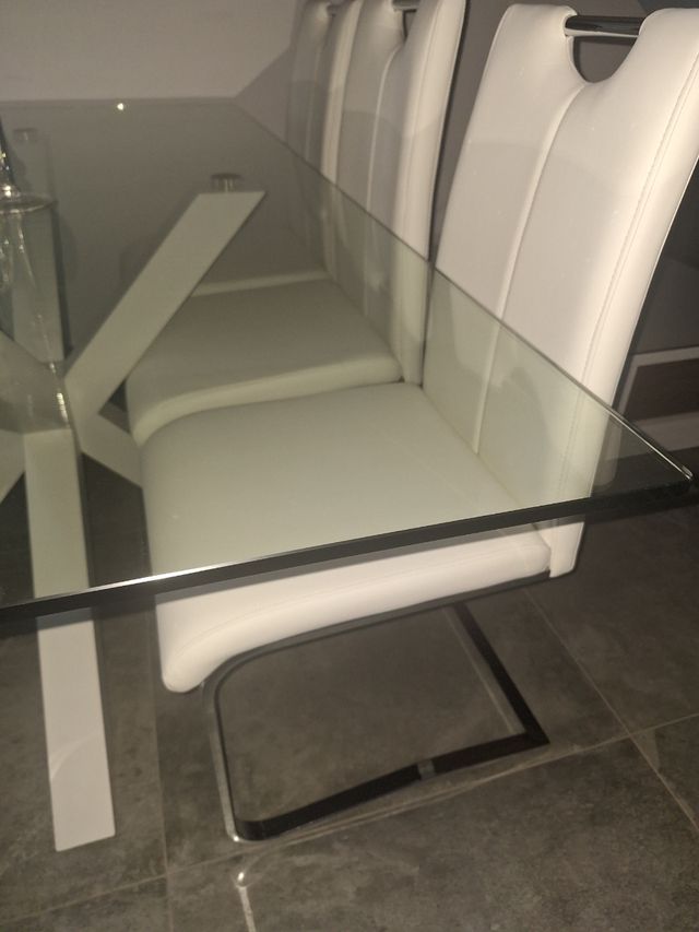 Conjunto de mesa con sillas