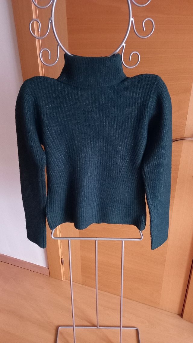 jersey verde cuello alto.