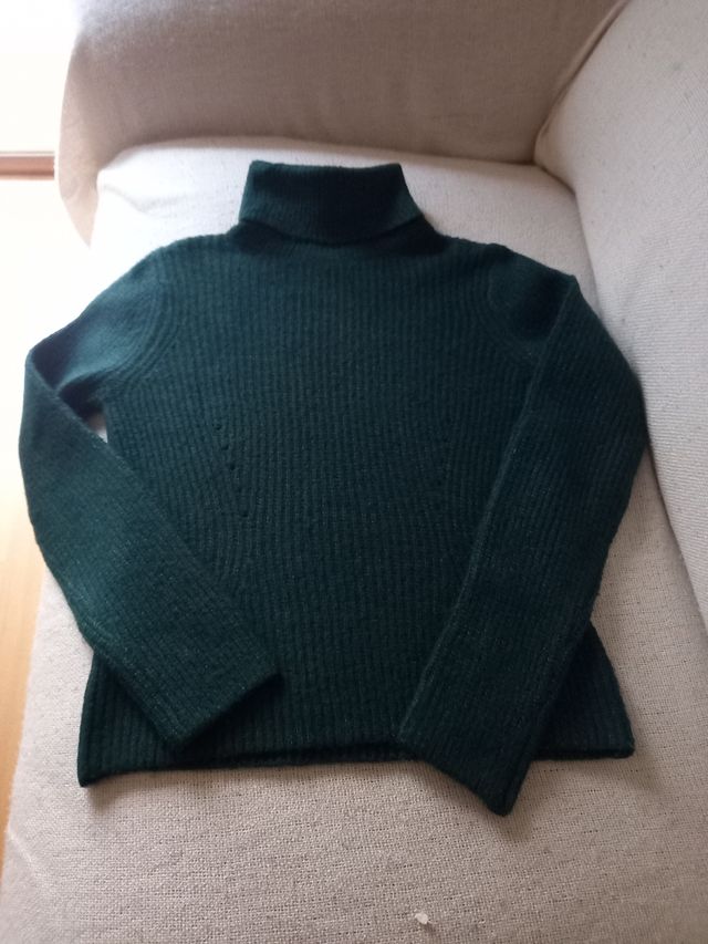 jersey verde cuello alto.