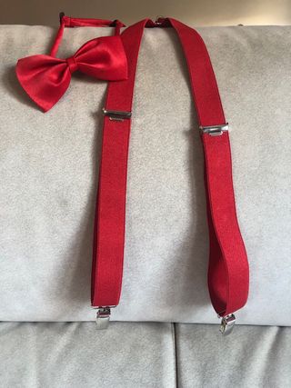 Tirantes y pajarita rojos