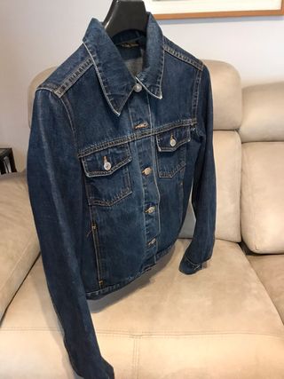 Cazadora vaquera azul en muy buen estado