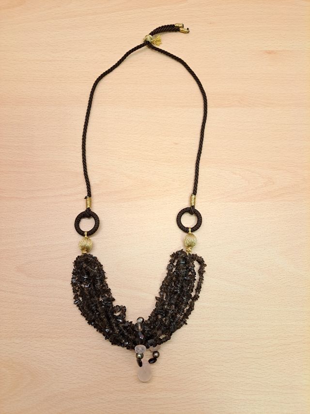 Collana con pietre marroni