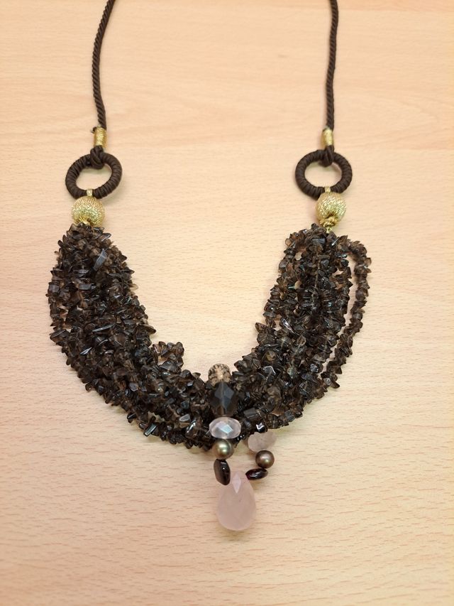 Collana con pietre marroni